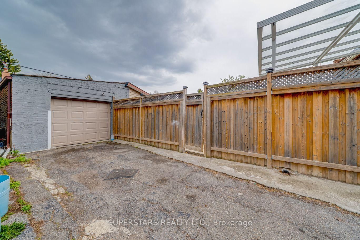 1587 DUFFERIN Street W • Toronto, ON photo 31