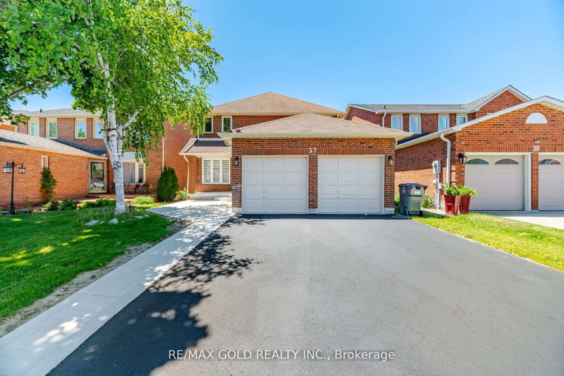 37 Lord Simcoe Drive