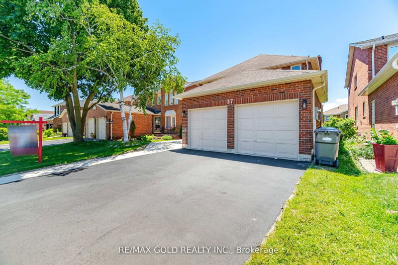 37 Lord Simcoe Drive