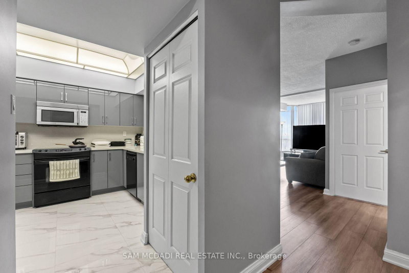 24 Hanover Brampton,ON L6S 5K8 — Photo 5