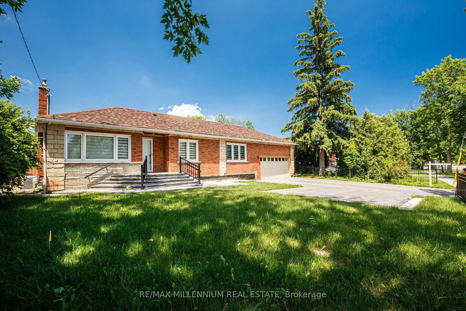 1285 Rebecca Oakville,ON L6L 1Z3 — Photo 2