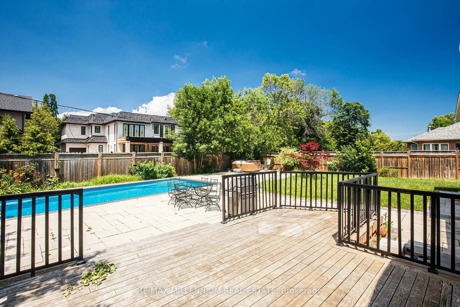 1285 Rebecca Oakville,ON L6L 1Z3 — Photo 4