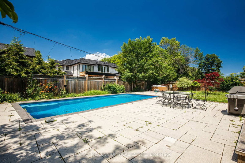 1285 Rebecca Oakville,ON L6L 1Z3 — Photo 5