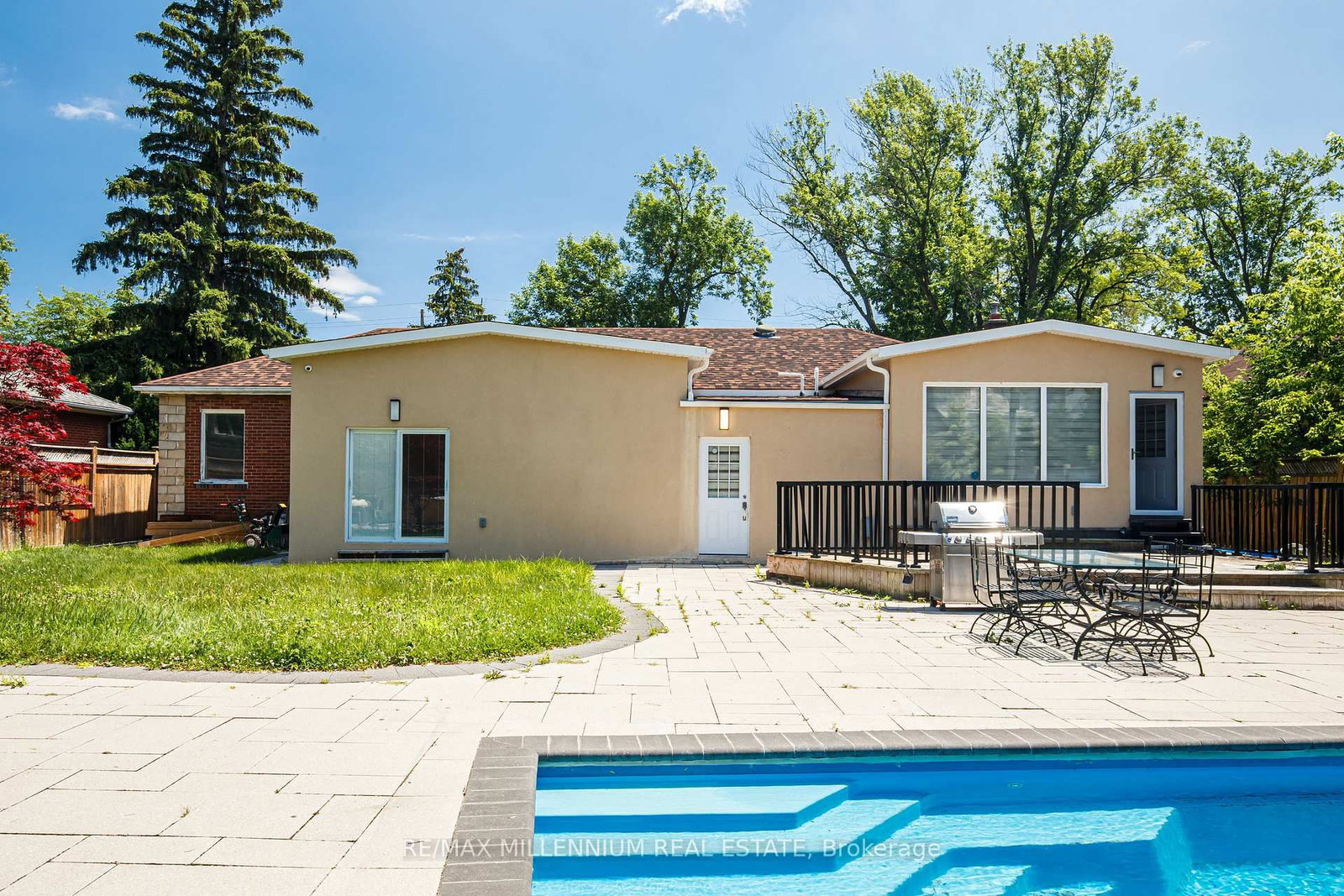 1285 Rebecca Oakville,ON L6L 1Z3 — Photo 8