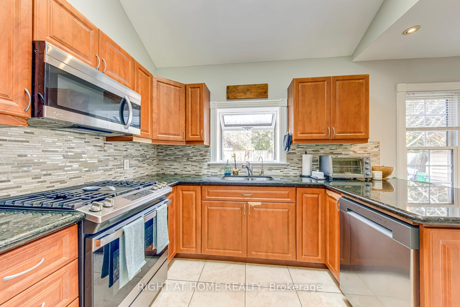 24 Mill Brampton,ON L6X 1S6 — Photo 8