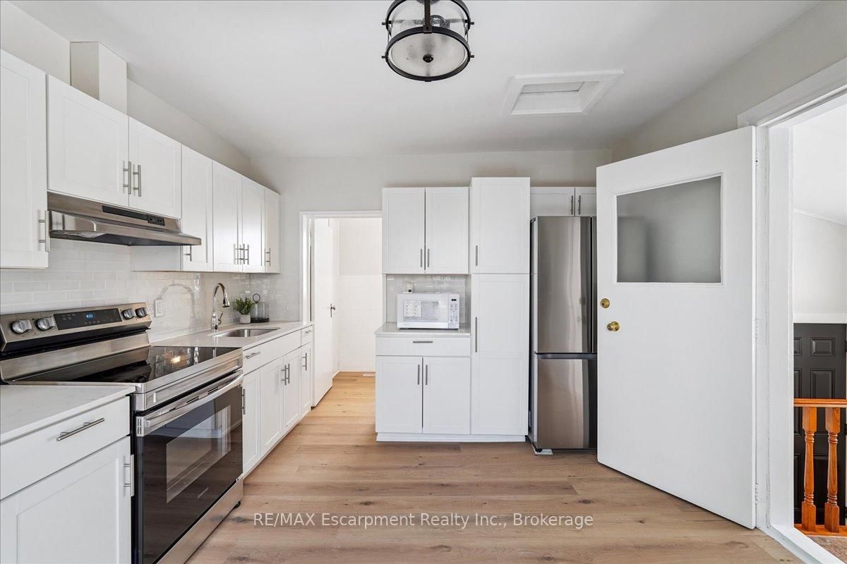 135 DEANE Avenue • Oakville, ON photo 9