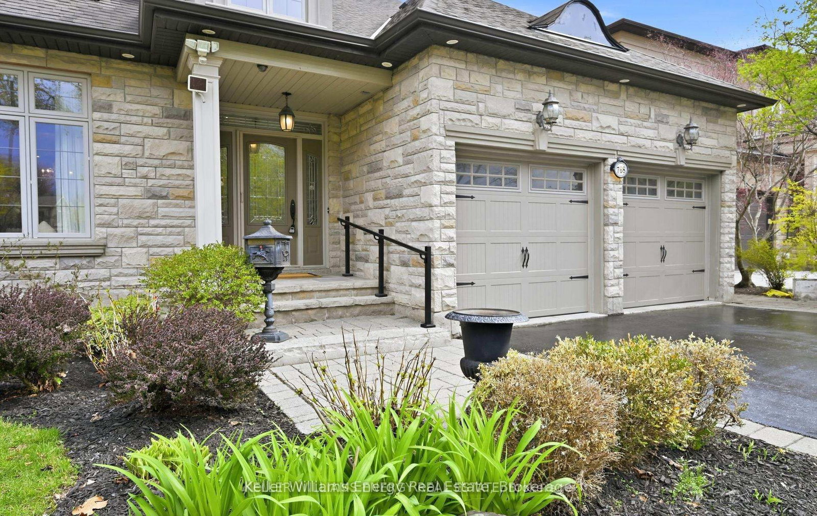 768 Duchess Drive • Mississauga, ON photo 4