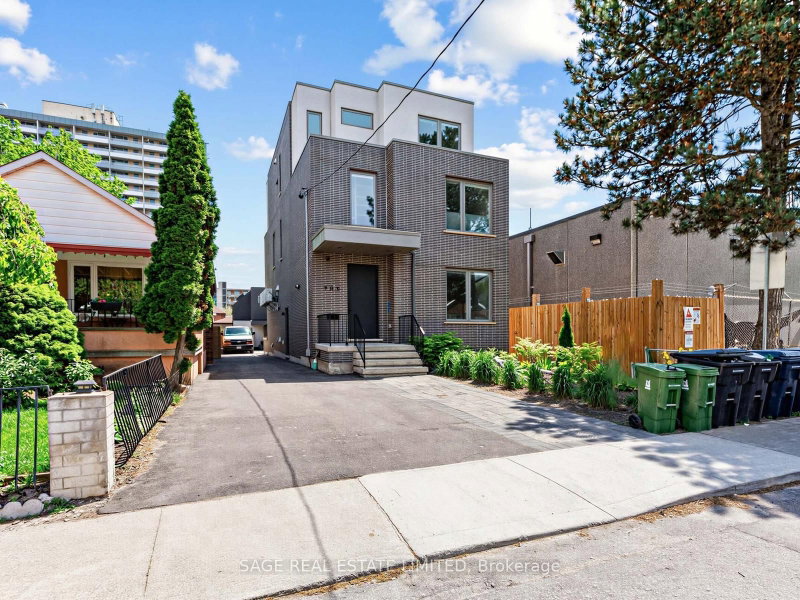 home for lease on 1-909 Castlefield Avenue