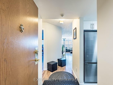 Unit 907 — 25 Agnes Street — photo 5