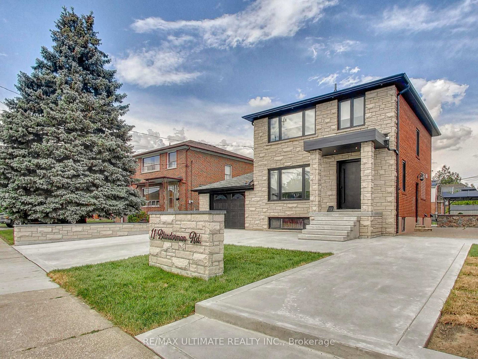 Detached House for sale at 11 Blandorman Road, Toronto, Ontario, M6L 2L7 - Maple Leaf - MLS: W13534600