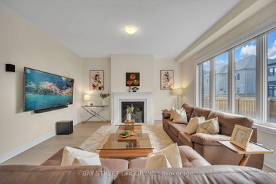 2411 Saw Whet Boulevard • Oakville, ON photo 2