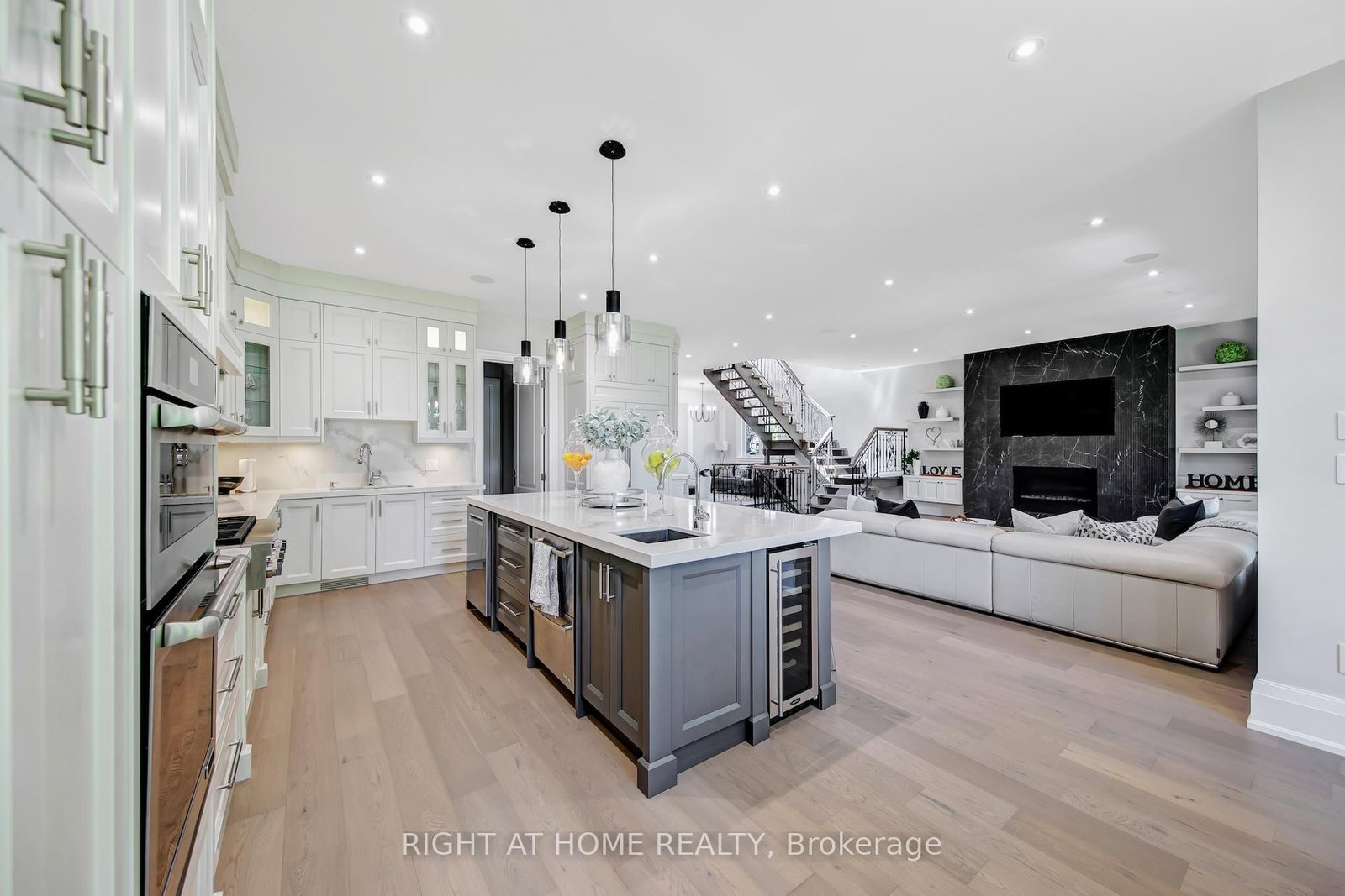 484 Avonwood Drive • Mississauga, ON photo 11
