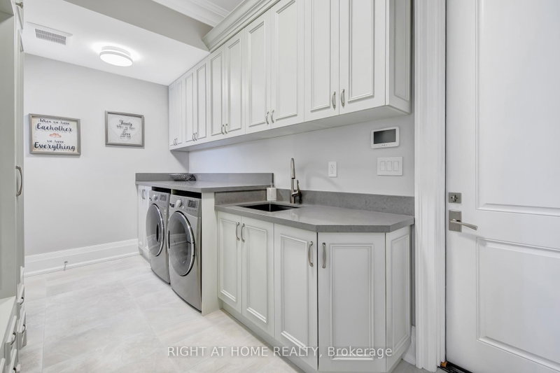 484 Avonwood Mississauga,ON L5G 1Y9 — Photo 12