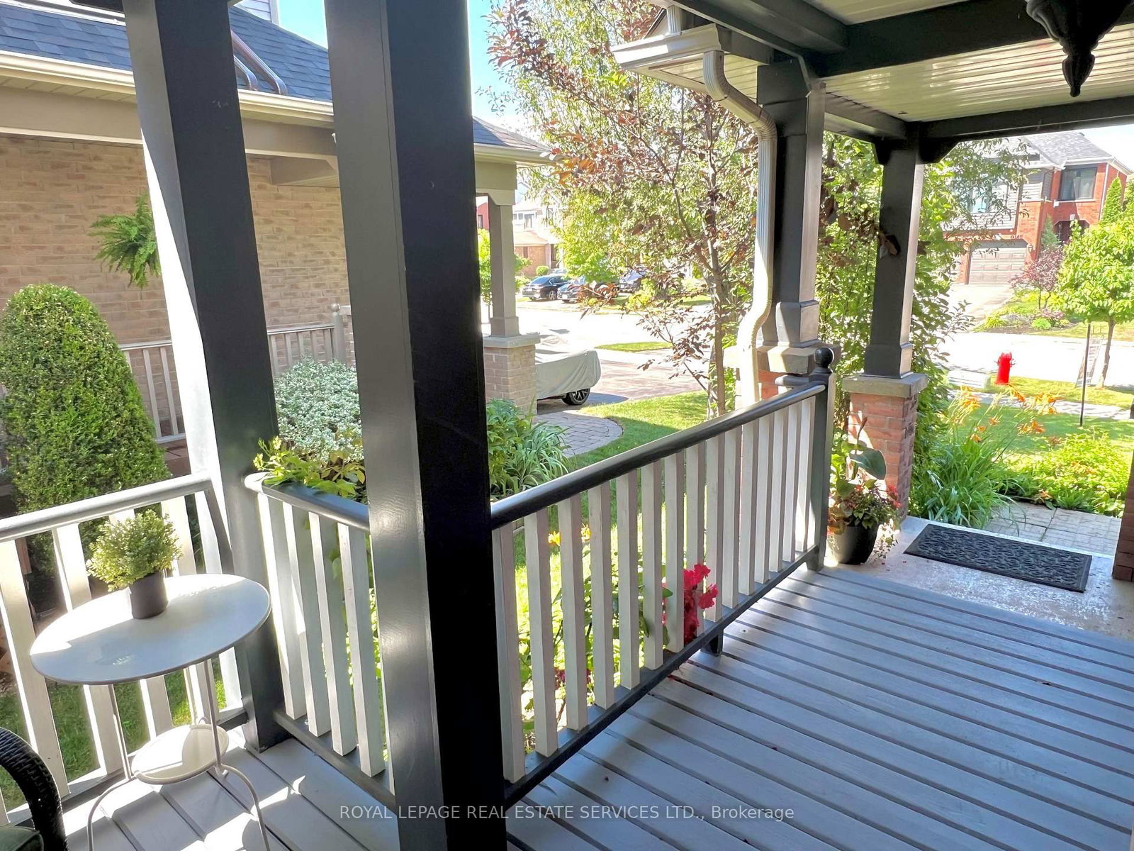 6121 Leeside Crescent • Mississauga, ON photo 2