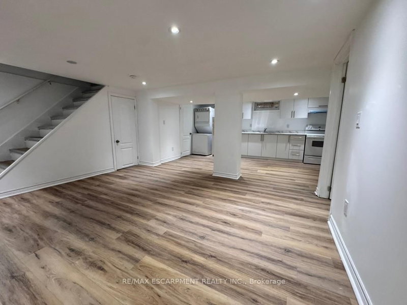 Lower Unit - 46 Plains Road E