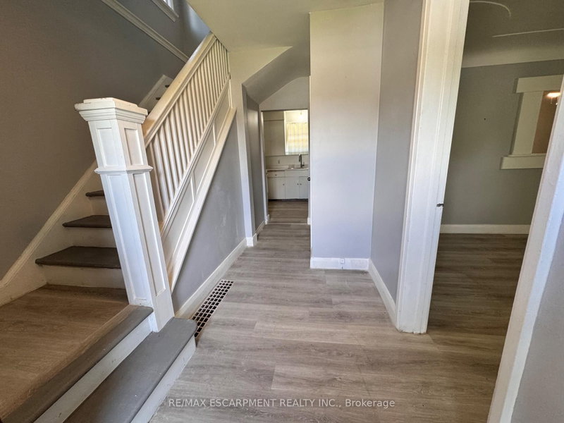 Upper Unit - 46 Plains Road