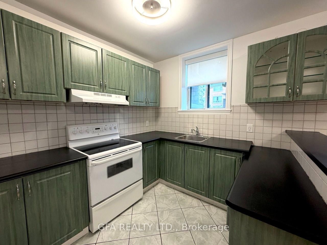 B-16 Arrowsmith Avenue, Toronto, ON, photo 4