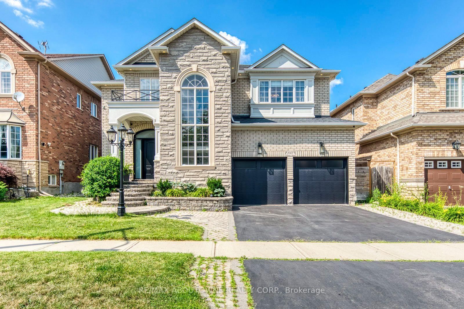 Detached House for sale at 2067 Helmsley Avenue, Oakville, Ontario, L6M 4R5 - Westmount - MLS: W13541854