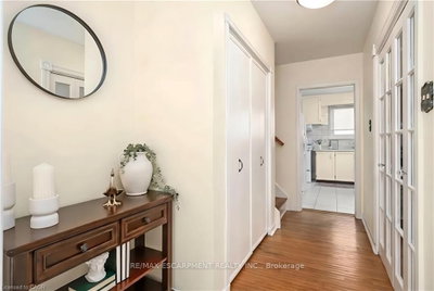 652 Ardleigh Crescent — photo 6