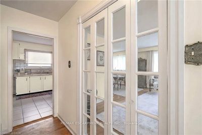 652 Ardleigh Crescent — more photos