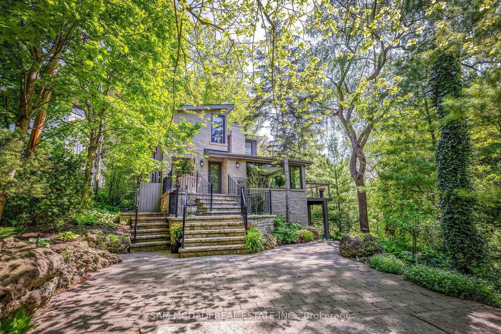 1273 Queen Victoria Avenue • Mississauga, ON photo 2