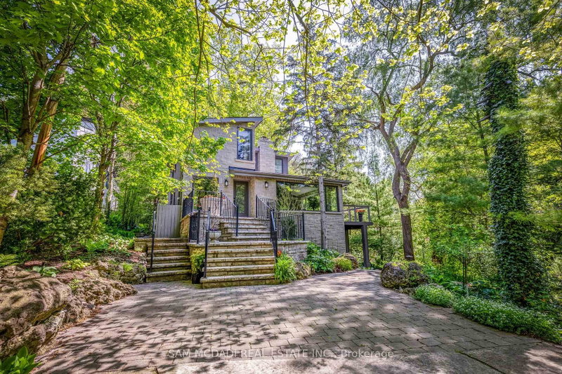 1273 Queen Victoria Avenue