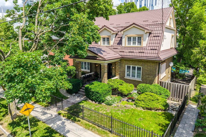 8 Elizabeth Street S