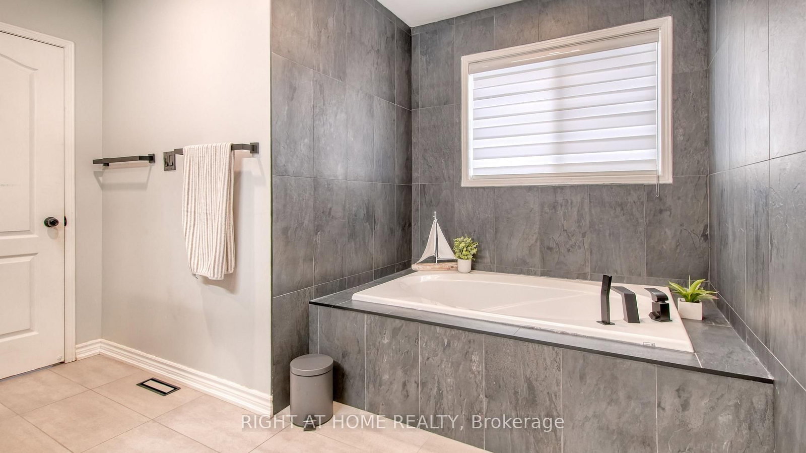 211 Queen Mary Drive • Brampton, ON photo 22