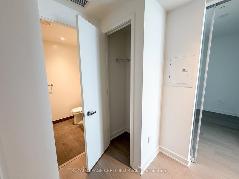 6407 - 448 Burnhamthorpe Rd W