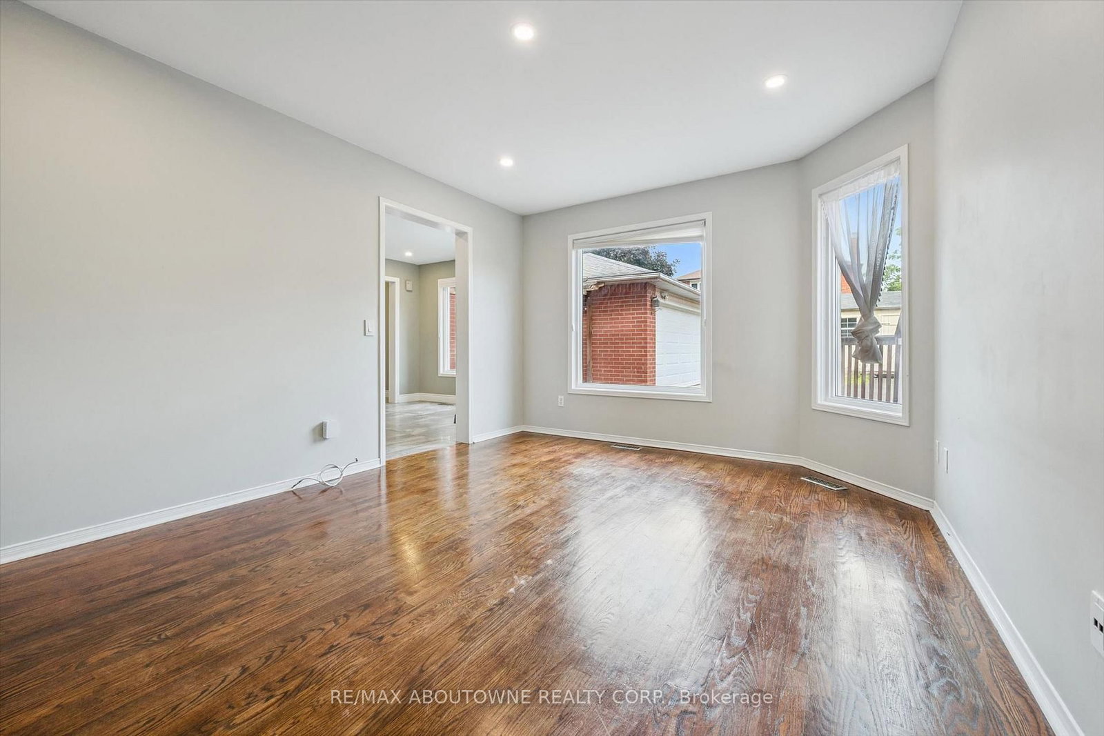 2456 Sixth Line • Oakville, ON photo 11