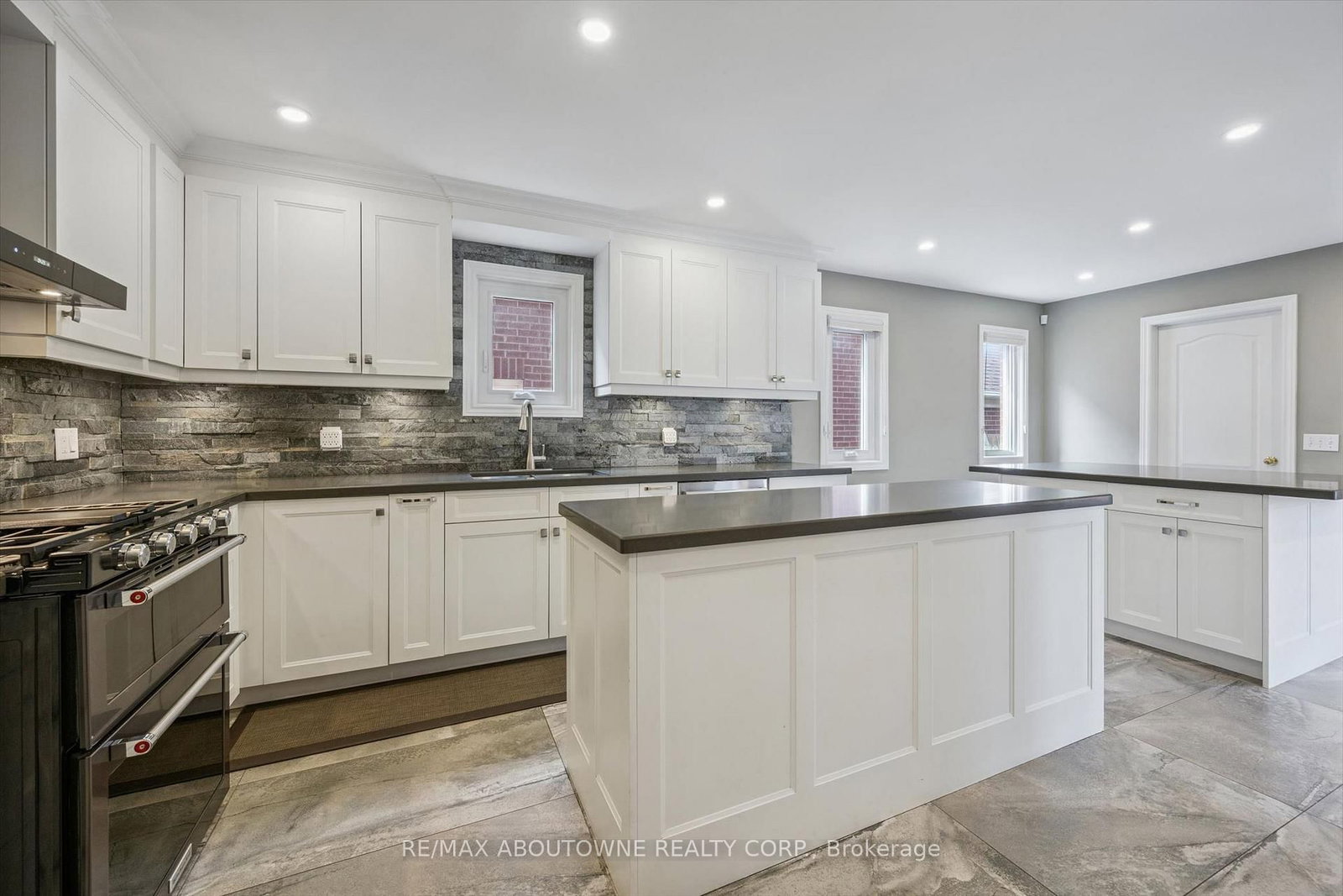 2456 Sixth Line • Oakville, ON photo 14