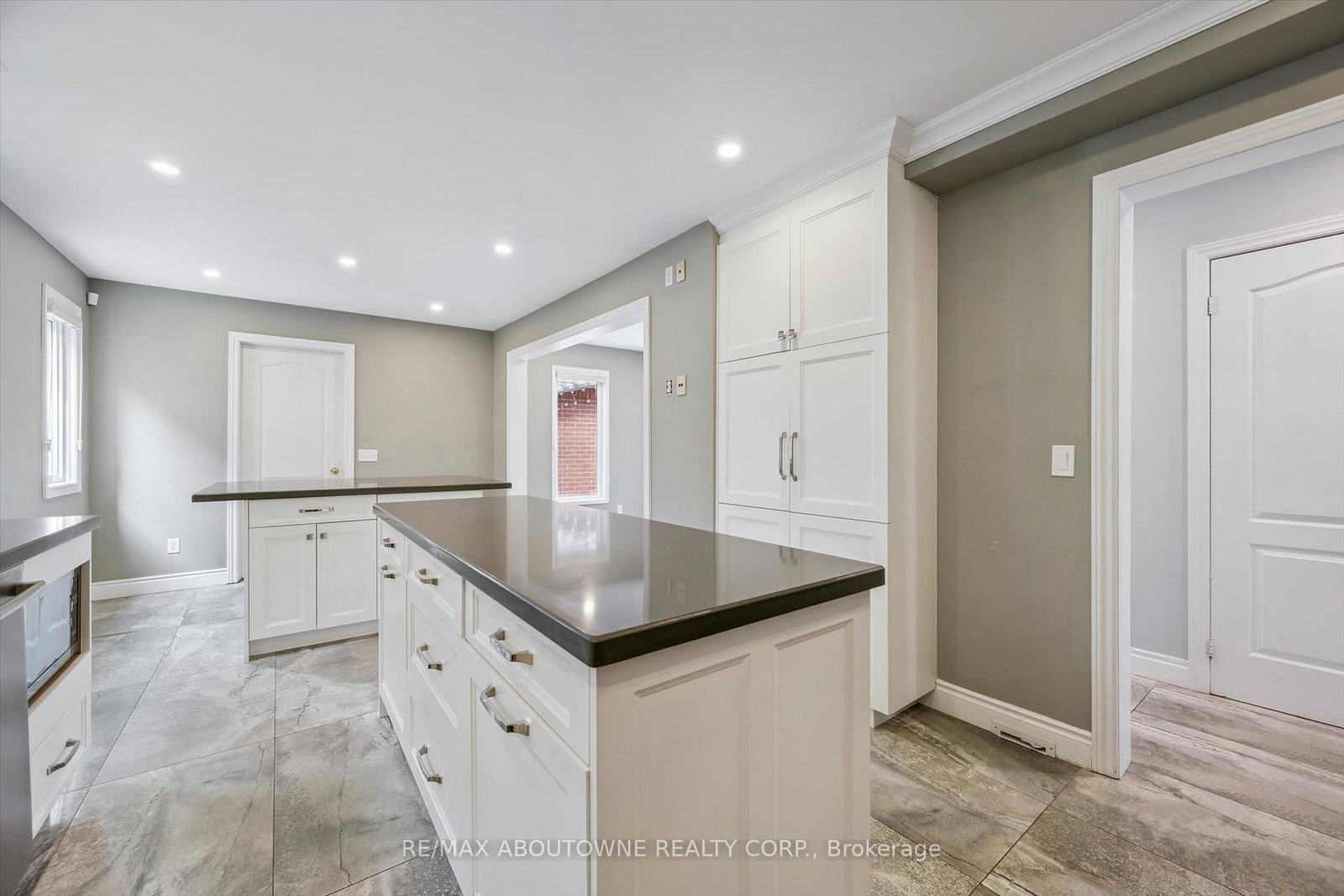 2456 Sixth Line • Oakville, ON photo 15