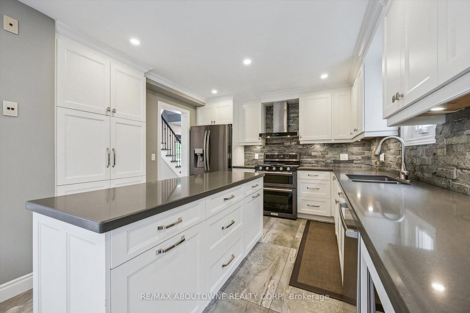 2456 Sixth Line • Oakville, ON photo 16