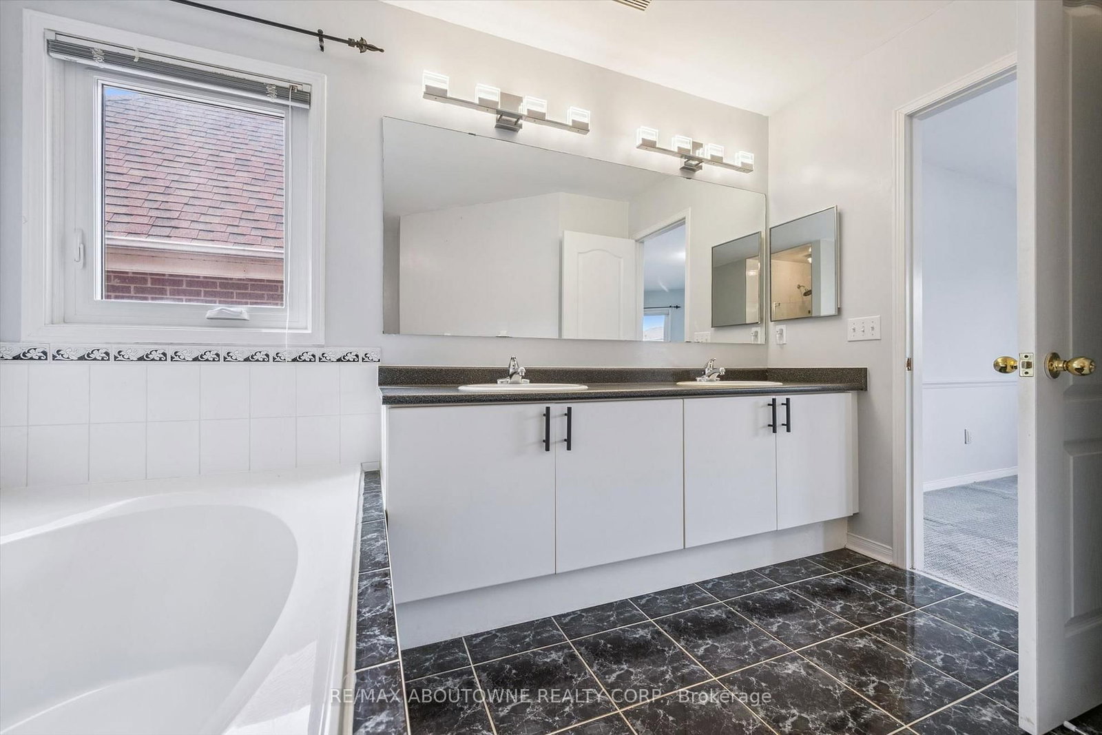 2456 Sixth Line • Oakville, ON photo 24