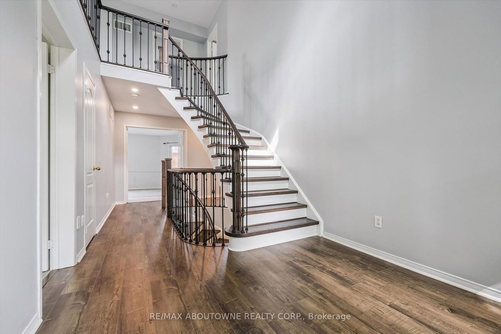 2456 Sixth Line • Oakville, ON photo 37