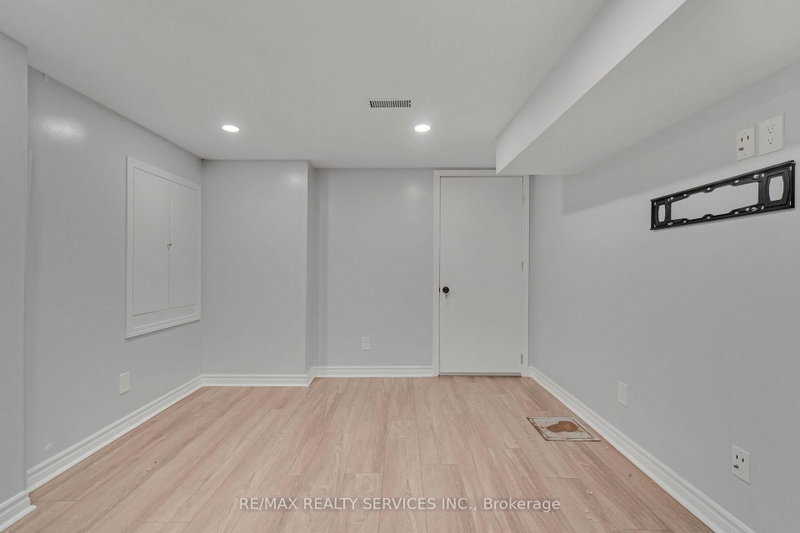 Bsmt - 28 Manzanita Crescent