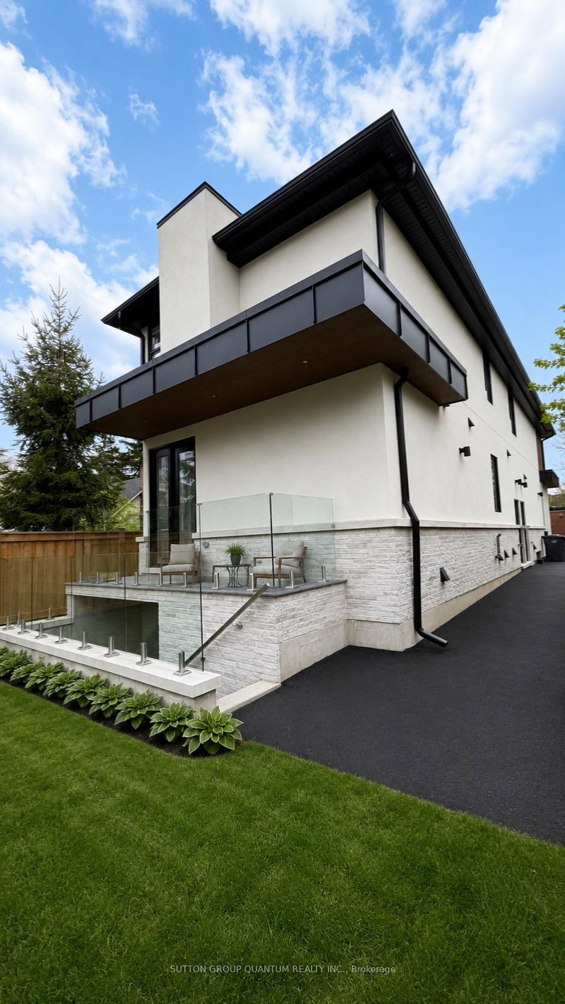 #3 - 43 Elmwood Avenue N