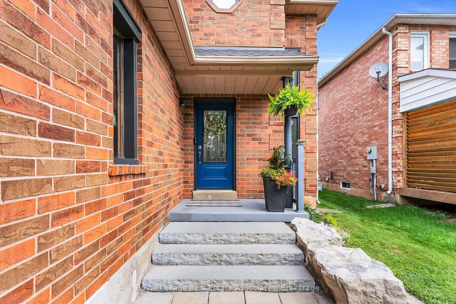 22 Mccullough Crescent • Halton Hills, ON photo 3