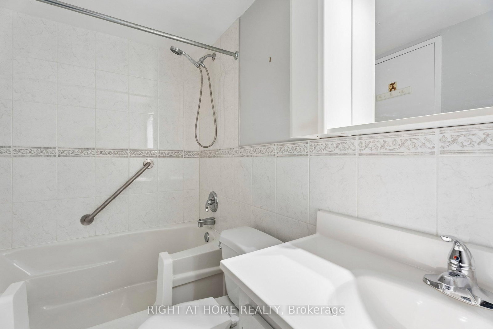 212 Kerr Street • #207 • Oakville, ON photo 14