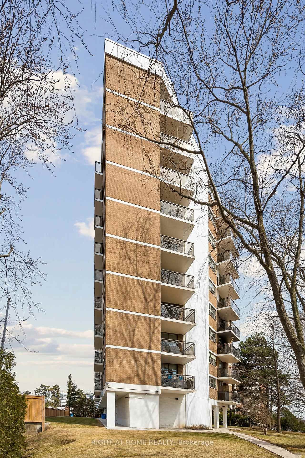 212 Kerr Street • #207 • Oakville, ON photo 2