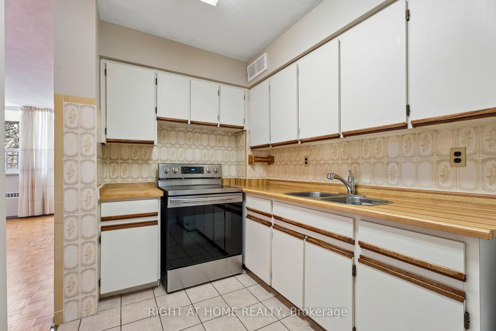 212 Kerr Street • #207 • Oakville, ON photo 8