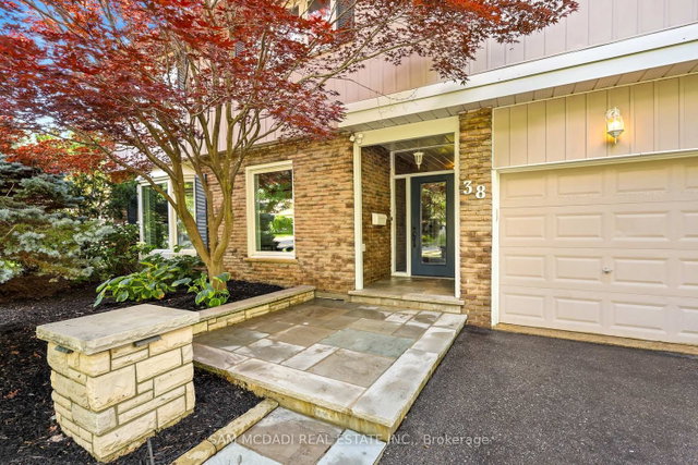 38 Kenninghall Boulevard