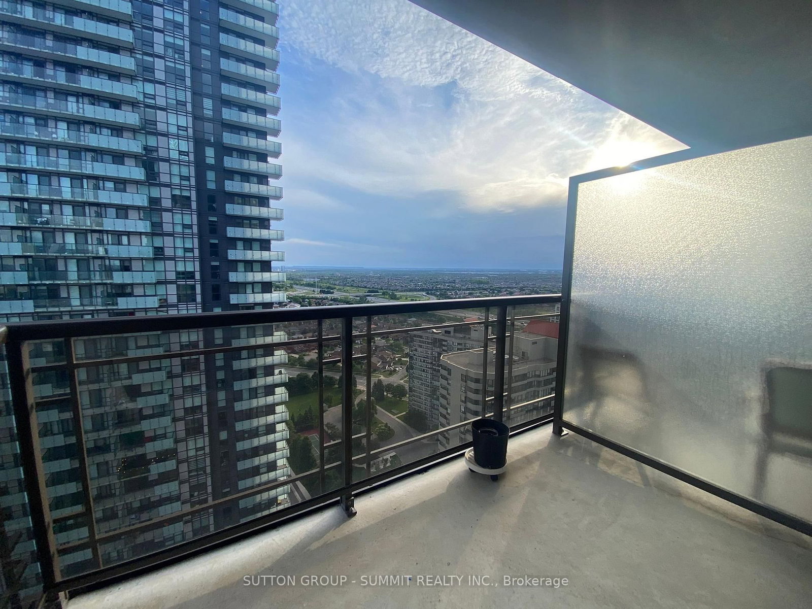 385 Prince Of Wales Mississauga,ON L5B 0C6 — Photo 5