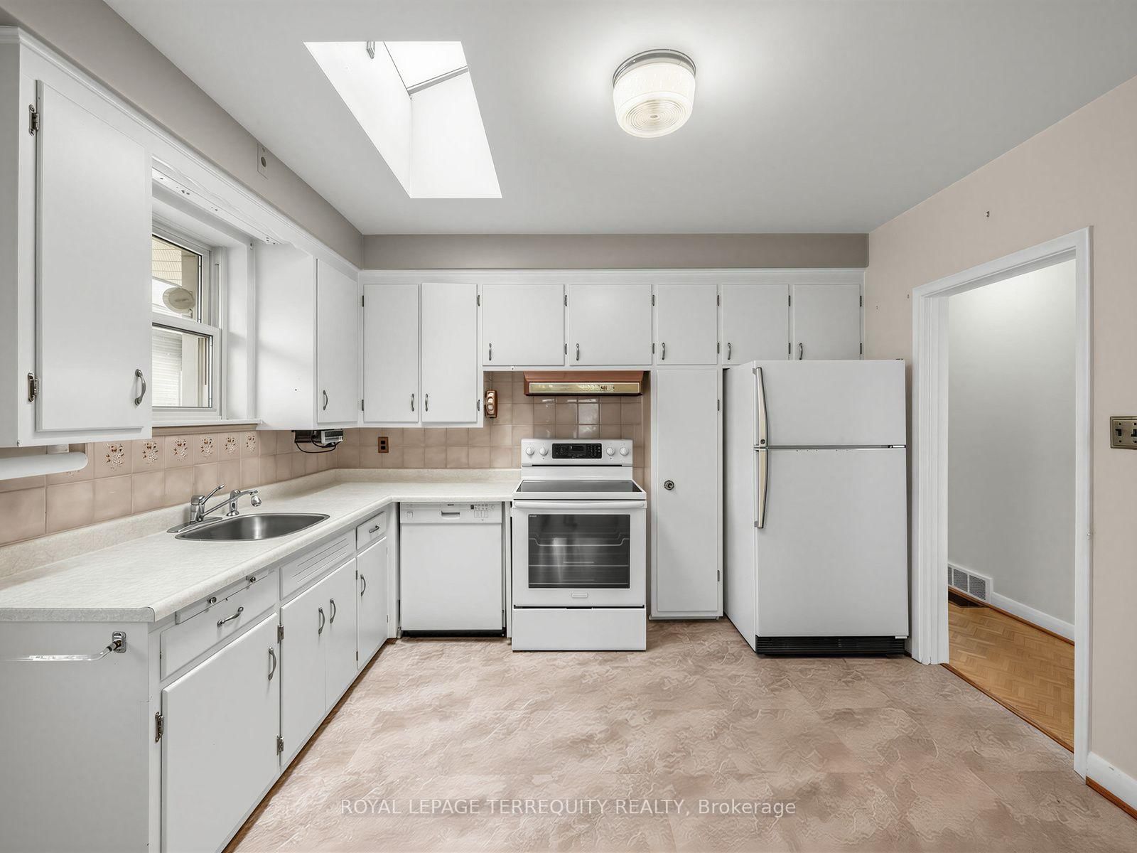 359 Renforth Drive • Toronto, ON photo 11