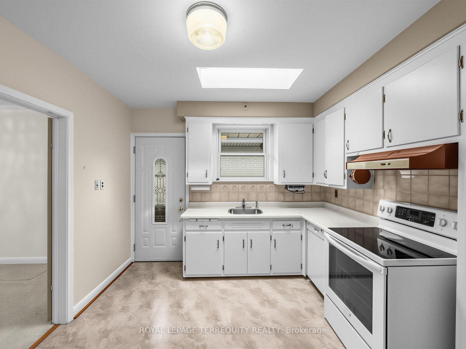 359 Renforth Drive • Toronto, ON photo 12