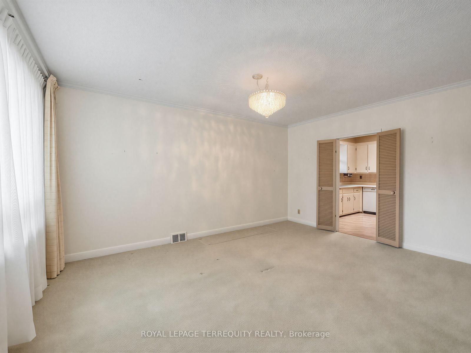 359 Renforth Drive • Toronto, ON photo 7