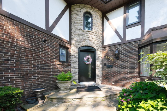 1201 Botany Hill W