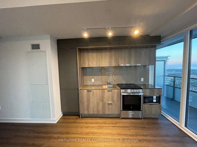 5811 - 448 Burnhamthorpe Road W