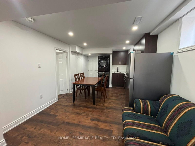 28 Meadowglen Boulevard