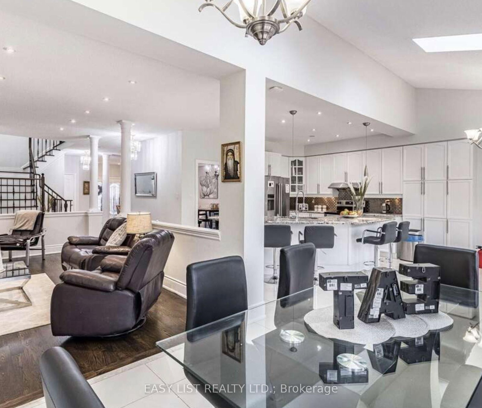 3562 Aquinas Avenue • Mississauga, ON photo 2